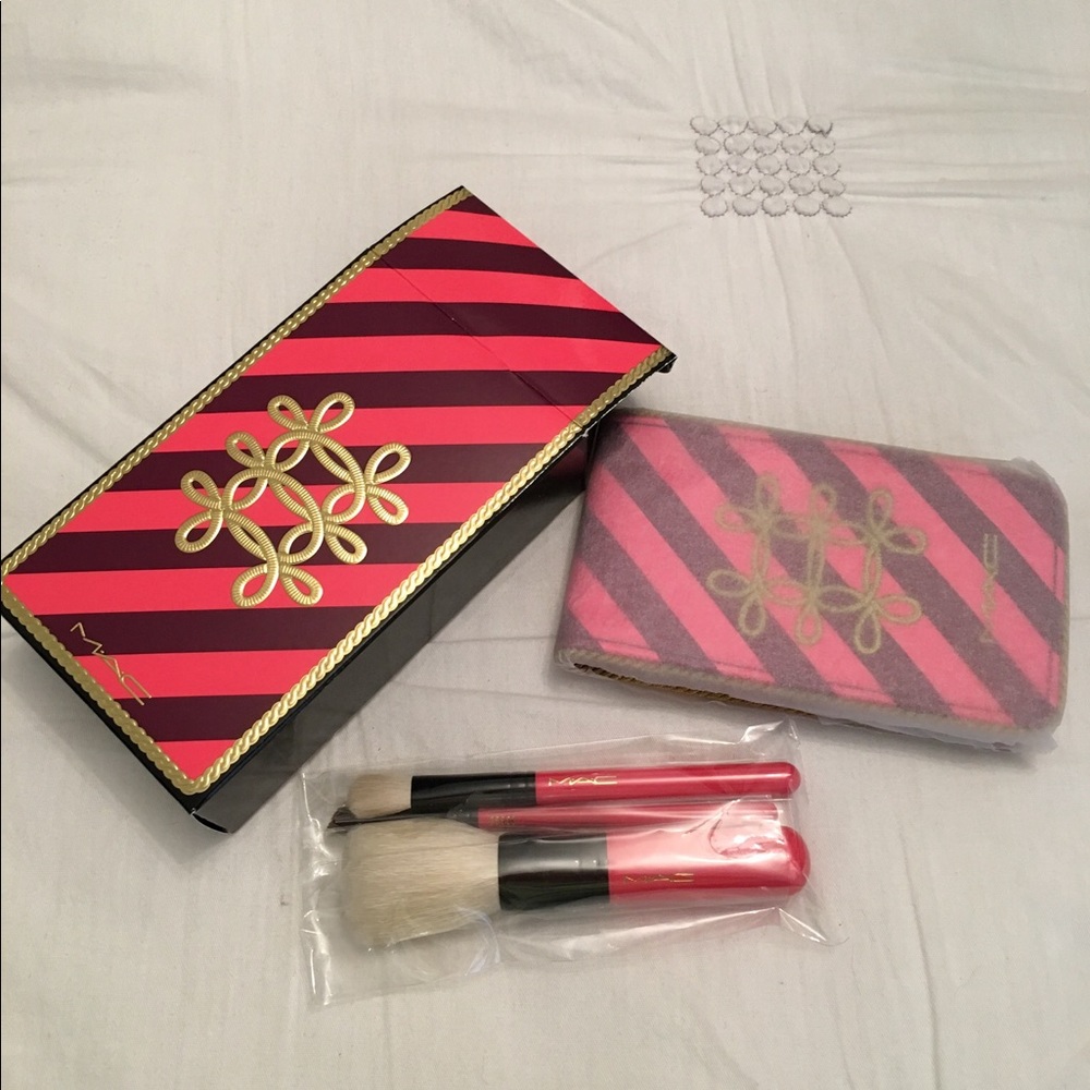 Mac Nutcracker Sweet Essential 4 Piece Brush Kit